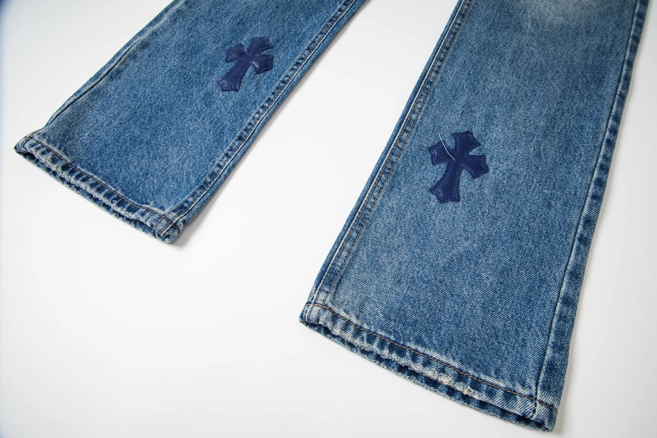 P260 Chrome Hearts micro-flared light blue multi-leather hot jeans. CH jeans need to be washed after the finished product, then disassembled and hand-stitched with sheepskin cross leather and then spliced ​​to complete. The whole piece has too many craftsmanship to explain. The patchwork cross pattern is embellished, and the high-waisted washed jeans! ! Absolutely high-end luxury products, god-level single products and super popular products, made with top heavy industry, a must-see magic weapon. Customized hardware. The fabric is thick and soft after washing. It has good breathability. Customized small leather label. Unique design. The details are simple and elegant, and the workmanship is exquisite. The entire trousers are neatly routed and the details are in place! It’s so cool that both men and women can easily control the genderless trend! Style number: 1796# Color: blue Size: 28 30 32 34 36